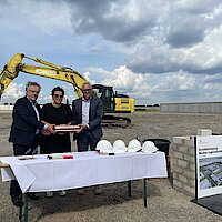 Baustelle mit Tisch und Personen